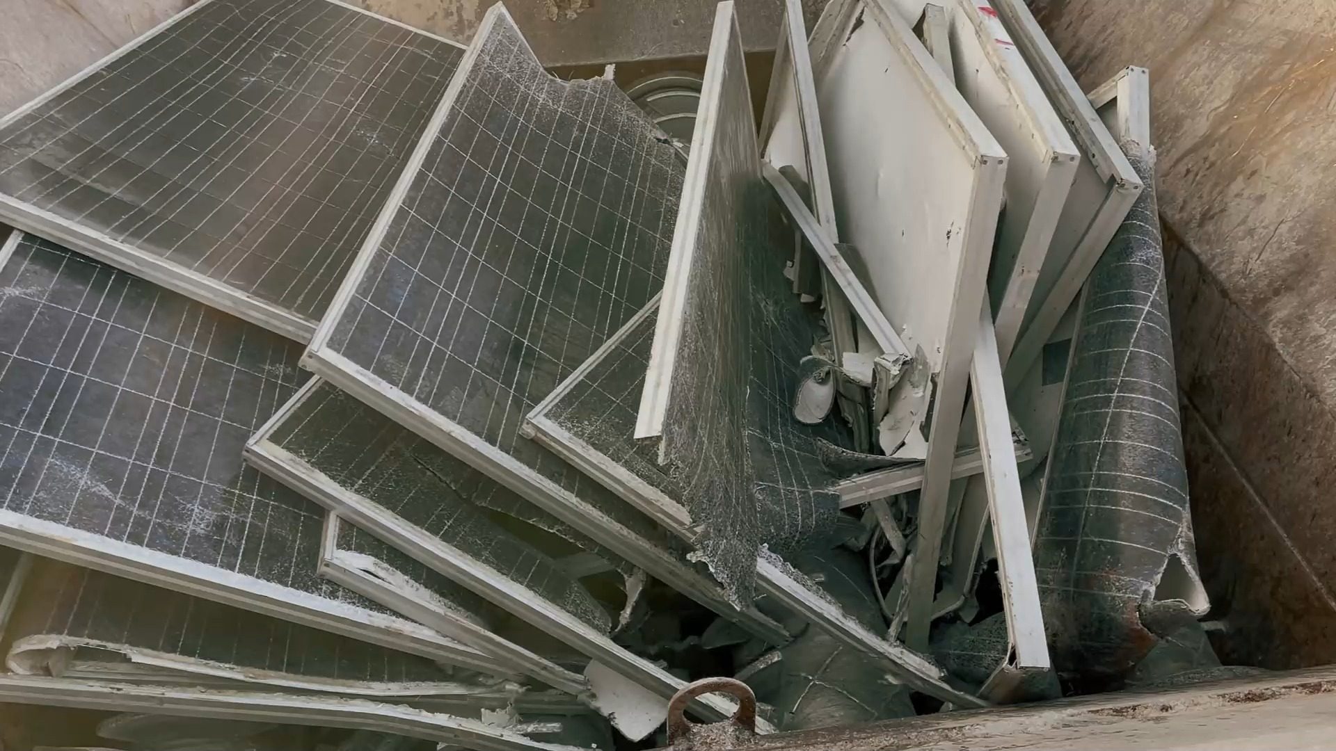Całe moduły PV wraz z ramami w leju zasypowym rozdrabniacza Prall-Tec